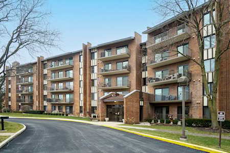 701 Lake Hinsdale Dr #402 Willowbrook, IL 60527
