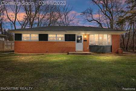 22440 Hawthorne St Farmington, MI 48336