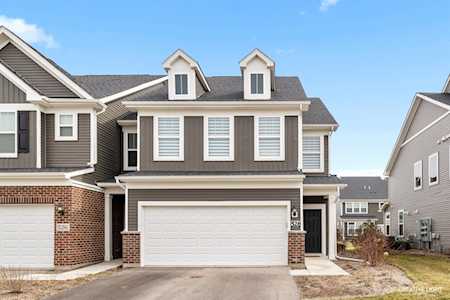 528 Watercress Dr Aurora, IL 60504