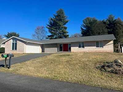 6026 Club House Ln Allentown, PA 18106
