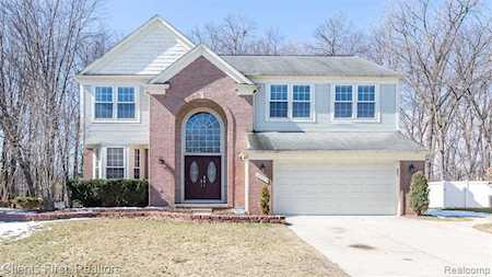 8227 Creekside Dr Westland, MI 48185