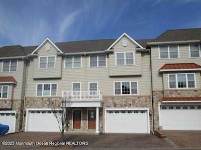 60 White Oak Ln Aberdeen, NJ 07747