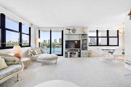 10101 E Bay Harbor Dr #403 Bay Harbor Islands, FL 33154
