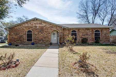 716 N Deerfield Circle Arlington, TX 76015