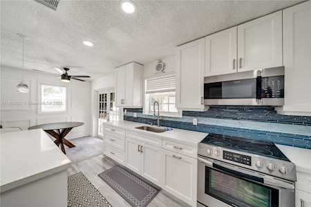 5717 SW 38th St West Park, FL 33023
