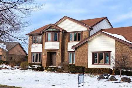 37830 Pickford Dr Livonia, MI 48152