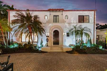 6146 Pine Tree Dr Miami Beach, FL 33140