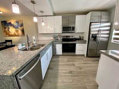 227 Lakeview Dr #204 Weston, FL 33326