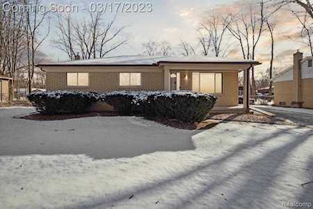 19620 Angling St Livonia, MI 48152