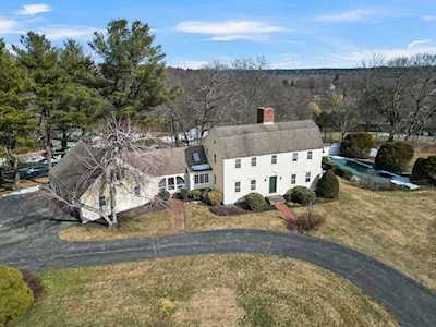 61 Wenham Rd Topsfield, MA 01983