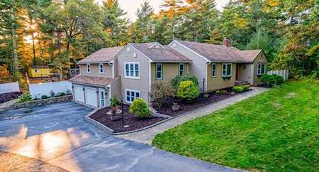 8 Old Stonewall Rd Lakeville, MA 02347