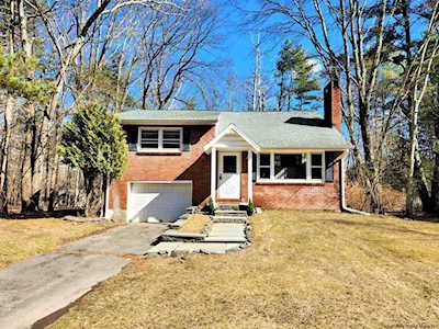 26 Arnold Dr Woodstock, NY 12498
