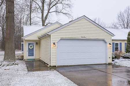 2121 Oakwood Ct #8B Avon, OH 44011