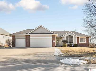 301 Longwood Dr Papillion, NE 68133