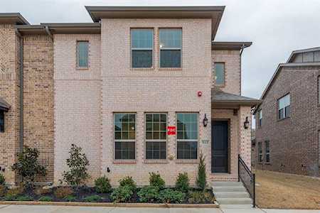 915 Ponds Edge Lane Euless, TX 76040