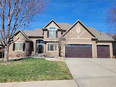 1608 NE Daltons Ridge Dr Lee's Summit, MO 64064