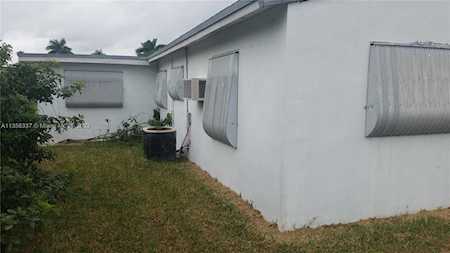 912 NE 2nd Ct Hallandale Beach, FL 33009