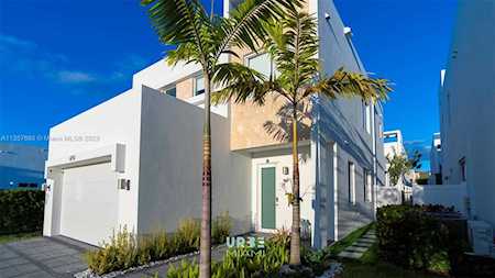 6743 NW 103rd Pl Doral, FL 33178