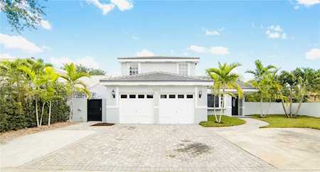 8705 NW 150th Ter Miami Lakes, FL 33018