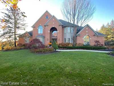 4590 Green Meadow Rochester, MI 48306