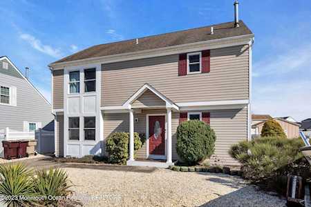 93 Windjammer Ct Bayville, NJ 08721