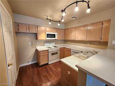 2121 Willowbury Dr #B Las Vegas, NV 89108