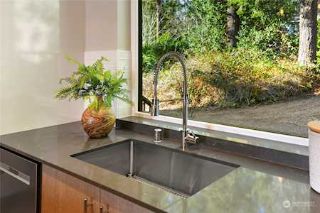 714 Hanami Ln NE Bainbridge Island, WA 98110
