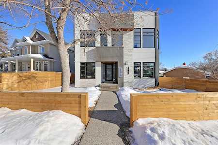 809 Drury Ave NE Calgary, AB T2E 0M3