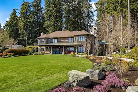 10085 Edgecombe Place NE Bainbridge Island, WA 98110