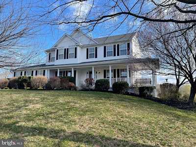 624 Wooden Bridge Dr Purcellville, VA 20132