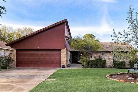 701 Robinhood Lane Bedford, TX 76021