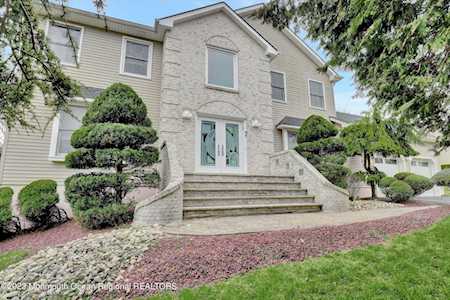 5 Hickory Ct Manalapan, NJ 07726