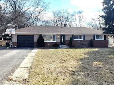 15136 Harrison St Livonia, MI 48154