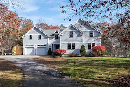 13 Farrwood Dr Hooksett, NH 03106