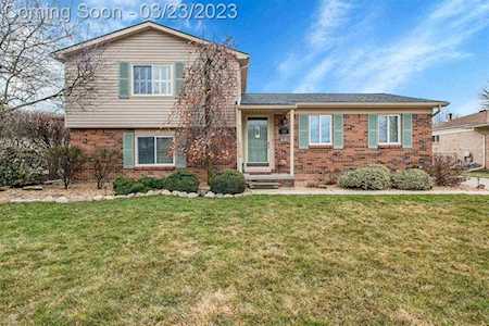 17490 Loranger St Clinton Twp, MI 48038