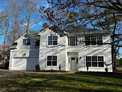 8 Compass Ct Portsmouth, VA 23703