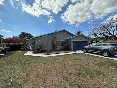 19960 NW 62nd Ave Hialeah, FL 33015