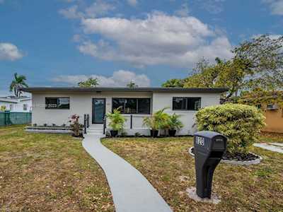 820 NE 147th St North Miami, FL 33161
