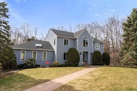 24 Fieldstone Ln Natick, MA 01760