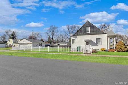 6809 Helen St Garden City, MI 48135
