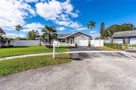 8910 NW 14th St Pembroke Pines, FL 33024