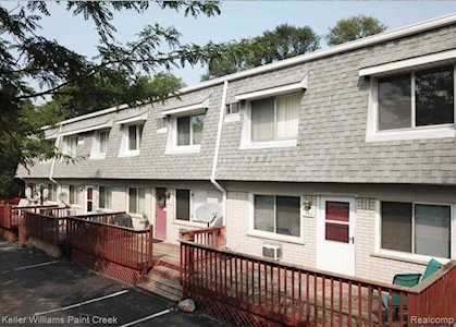 142 Ladd Rd Walled Lake, MI 48390