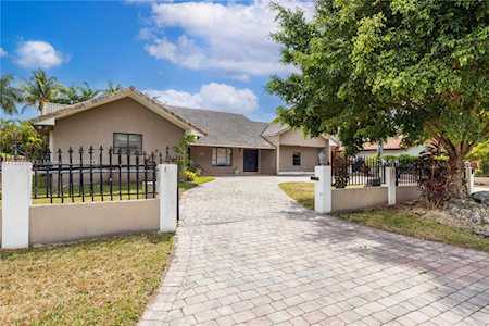 10460 NW 131st St Hialeah Gardens, FL 33018