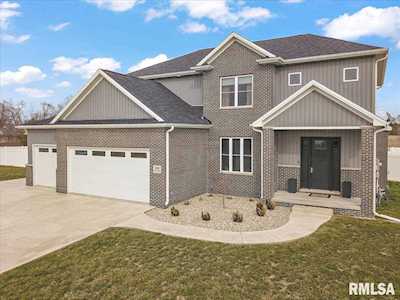 200 Navajo Trl Groveland, IL 61535