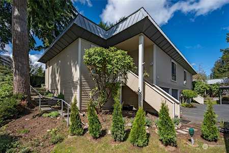 1515 102nd Place NE #F1 Bellevue, WA 98004