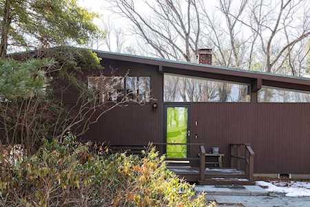 49 Peacock Farm Rd Lexington, MA 02421