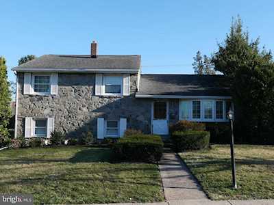 2404 Hillcrest Rd Drexel Hill, PA 19026