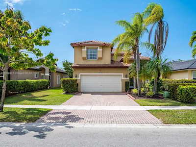 1242 NW 192nd Ln Pembroke Pines, FL 33029
