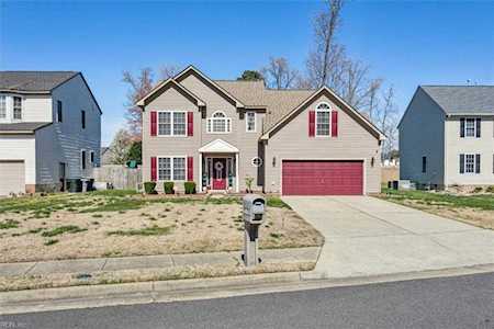25 Thoroughbred Dr Hampton, VA 23666