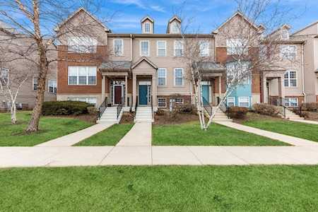80 Village Station Ln Grayslake, IL 60030